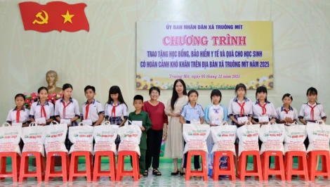 Chiều 05/12, UBND xã Truông Mít, tỉnh Tây Ninh tổ chức chương trình trao tặng học bổng, bảo hiểm y tế và quà cho học sinh có hoàn cảnh khó khăn trên địa bàn xã năm 2025.
