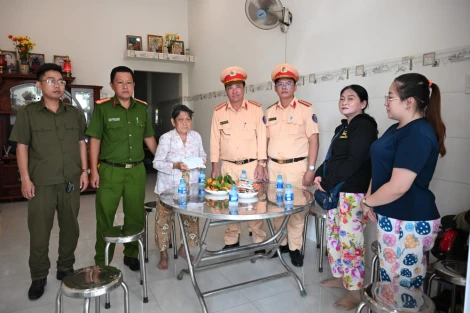 Ban An toàn giao thông tỉnh thăm gia đình nạn nhân tử vong do tai nạn giao thông