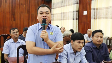 Bí thư Đảng ủy xã Bến Lức đối thoại với đảng viên là công nhân, người lao động