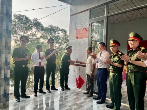 Khánh thành, bàn giao nhà 'Tình nghĩa Quân - Dân'