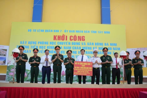 Khởi công xây dựng các công trình giáo dục và tặng quà cho học sinh vượt khó