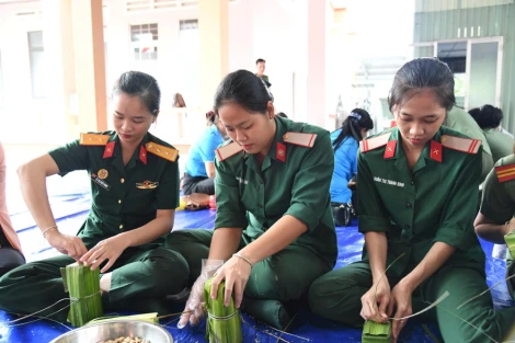 Sôi nổi Hội thi gói bánh tét chào mừng ngày truyền thống Lực lượng vũ trang Quân khu 7