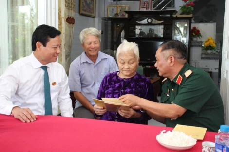 Thăm, tặng quà Mẹ Việt Nam anh hùng và gia đình chính sách