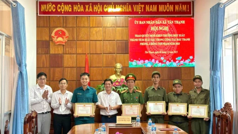 Xã Tân Thạnh khen thưởng đột xuất thành tích trong đấu tranh phòng, chống tội phạm