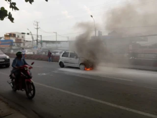 Ô tô 4 chỗ bốc cháy trên Quốc lộ 1 đoạn qua tỉnh Tây Ninh