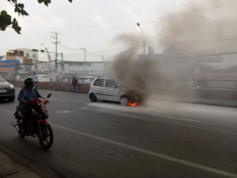 Ô tô 4 chỗ bốc cháy trên Quốc lộ 1 đoạn qua tỉnh Tây Ninh