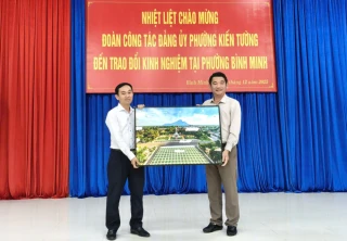 Phường Bình Minh và phường Kiến Tường trao đổi kinh nghiệm về vận hành mô hình chính quyền địa phương 2 cấp