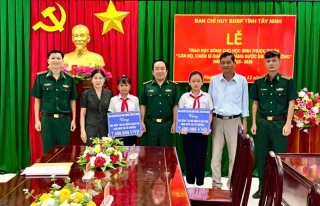 Trao học bổng 'Cán bộ, chiến sĩ Quân đội nâng bước em tới trường'