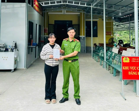 Công an xã Truông Mít hỗ trợ công dân nhận lại 15 triệu đồng chuyển nhầm