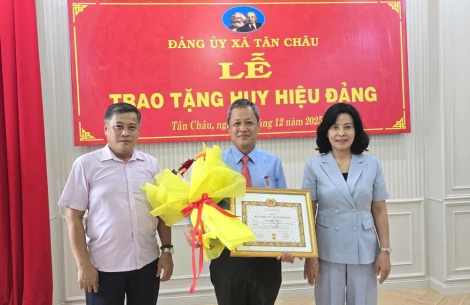 Nguyên Phó Chủ tịch UBMTTQ Việt Nam tỉnh Tây Ninh Võ Quốc Thắng nhận Huy hiệu 30 năm tuổi Đảng