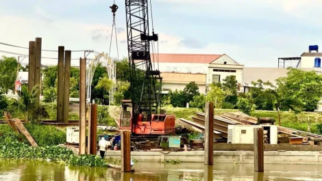 Gói thầu thi công xây dựng cầu Kênh 79 thuộc dự án 6 cầu còn lại trên tuyến Đường tỉnh 831 (đoạn Vĩnh Bình – cửa khẩu Long Khốt và đoạn Vĩnh Hưng – Tân Hưng đi Tân Phước) thi công từ ngày 22/9/2025 và hoàn thành đến ngày 26/3/2027.