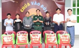 Bộ Chỉ huy Quân sự tỉnh Tây Ninh thăm, tặng quà các gia đình dân tộc, tôn giáo có hoàn cảnh khó khăn