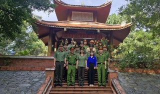 Công an Tây Ninh tặng quà và tuyên truyền pháp luật cho học sinh