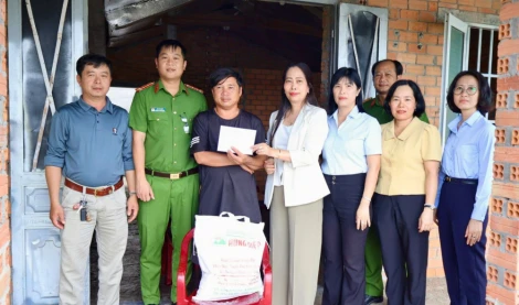 Xã Truông Mít: Thăm hỏi các nạn nhân tai nạn giao thông có hoàn cảnh khó khăn