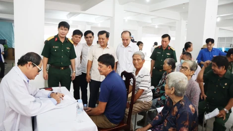 Khám sức khỏe cho 300 gia đình chính sách tại xã Bến Lức