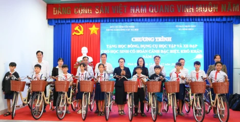 Tặng quà và học bổng cho trẻ em có hoàn cảnh đặc biệt khó khăn