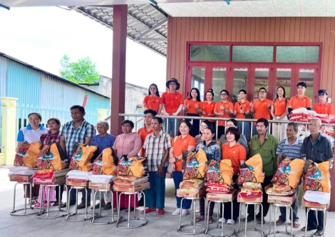 Xã Dương Minh Châu: Trồng cây, trao quà cho đồng bào Tà Mun