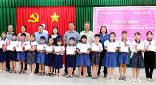 Tặng học bổng, dụng cụ học tập và xe đạp cho trẻ em có hoàn cảnh đặc biệt, khó khăn