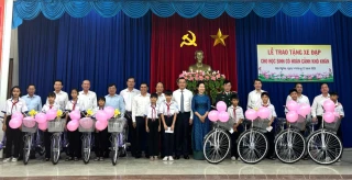 Thứ trưởng Bộ Giáo dục và Đào tạo tặng xe đạp cho học sinh có hoàn cảnh khó khăn tại Tây Ninh