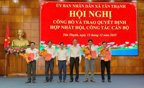 Xã Tân Thạnh công bố và trao quyết định về công tác cán bộ