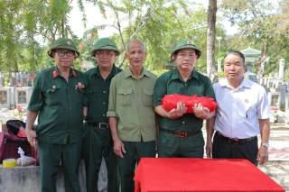 Tiễn đưa hương linh, hài cốt liệt sĩ Phan Bá Tạ về quê hương an táng