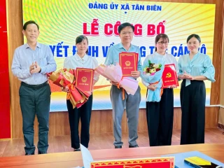 Đảng ủy xã Tân Biên công bố các quyết định về công tác cán bộ