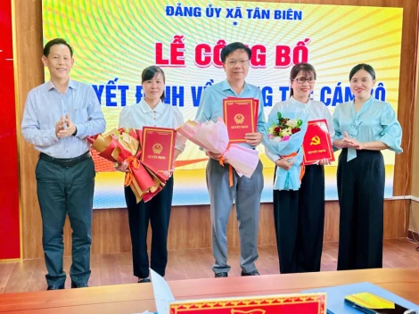 Đảng ủy xã Tân Biên công bố các quyết định về công tác cán bộ