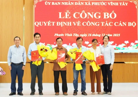 Phước Vĩnh Tây: Công bố và trao các quyết định về công tác cán bộ