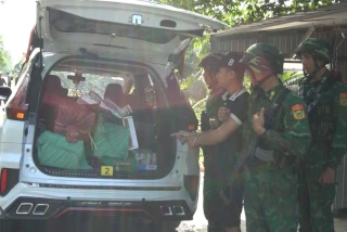 Tây Ninh: Bắt đối tượng sử dụng ô tô vận chuyển 3.000 bao thuốc lá ngoại nhập lậu