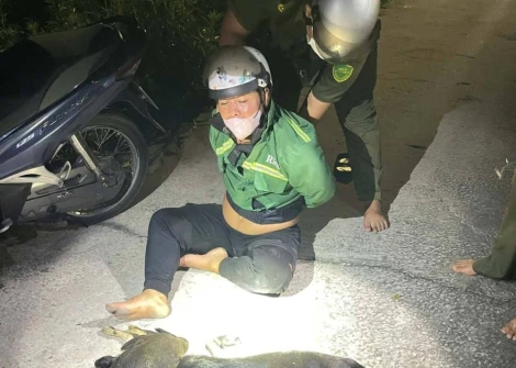 Bắt giữ hai đối tượng sử dụng súng điện tự chế trộm chó