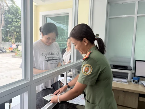 Công dân Việt Nam thực hiện thủ tục 'xác nhận, cung cấp thông tin liên quan đến xuất nhập cảnh' ngay tại Công an cấp xã