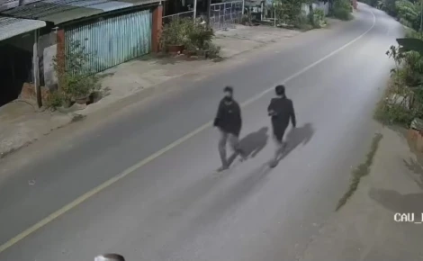 Nghi bị lừa đưa sang Campuchia, hai người đẩy cửa ô tô bỏ chạy