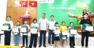 Chương trình “Tiếp sức nhà nông” trao thưởng cho 36 học sinh tại xã Đông Thành