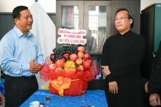 Lãnh đạo xã Lương Hòa thăm, chúc mừng Giáng sinh tại Giáo xứ Lương Hòa Hạ