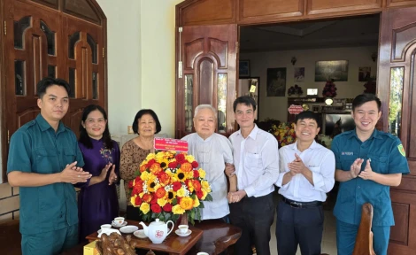 Lãnh đạo xã Tân Châu thăm Anh hùng Lực lượng vũ trang Nhân dân Trần Thị Sửa