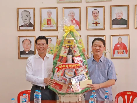 Phó Bí thư Thường trực Tỉnh ủy Nguyễn Mạnh Hùng thăm, chúc mừng Giáng sinh Giáo xứ Phong Cốc