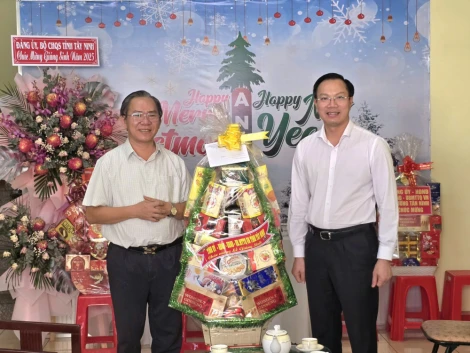 Phó Chủ tịch UBND tỉnh thăm và tặng quà các tổ chức Công giáo nhân dịp Giáng sinh