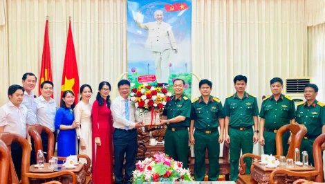 Phường Tân Ninh thăm các lực lượng vũ trang nhân Ngày thành lập Quân đội Nhân dân Việt Nam