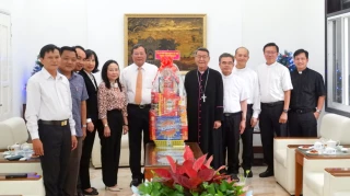 Chủ tịch UBND tỉnh Lê Văn Hẳn thăm và tặng quà các tổ chức Công giáo nhân dịp Giáng sinh