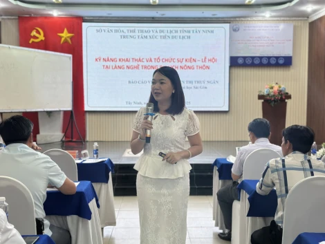 Trong hai ngày 22 và 23/12, Sở Văn hóa, Thể thao và Du lịch Tây Ninh tổ chức Hội nghị tập huấn kỹ năng khai thác giá trị lễ hội, sự kiện tại làng nghề trong du lịch nông thôn kết hợp lý thuyết và trải nghiệm thực tế tại phường Tân Ninh và phường Long An.