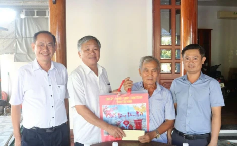 Thăm, tặng quà tết Anh hùng Lực lượng vũ trang Nhân dân Phạm Văn Chiến