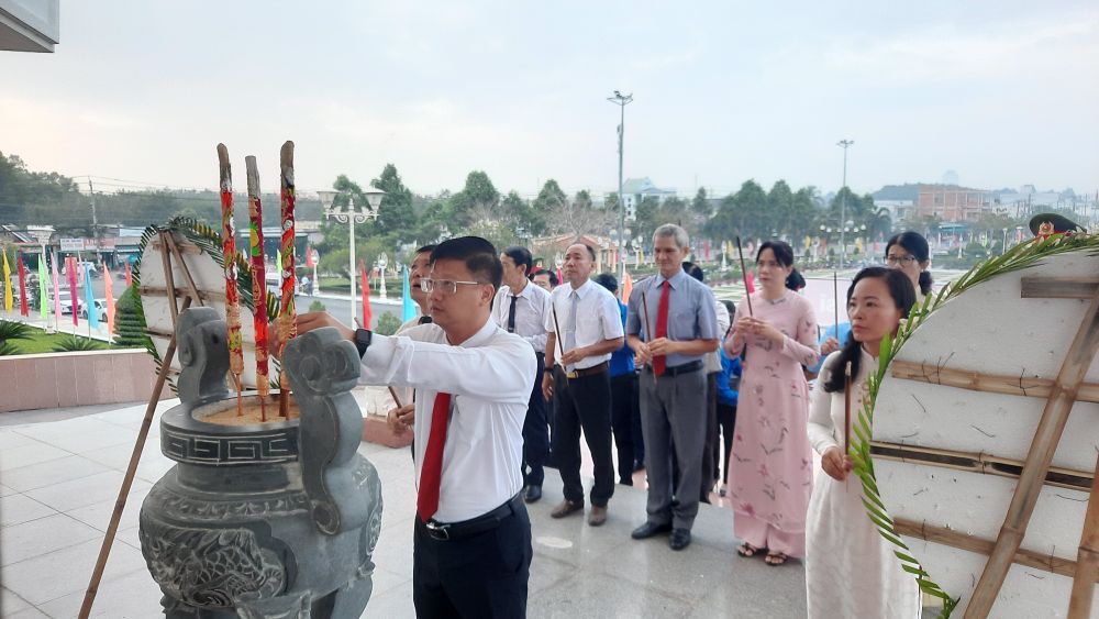 Ông Lê Minh Thế-Ủy viên Ban Thường vụ tỉnh ủy-Bí thư Thành ủy thắp hương lên Đài tưởng niệm 