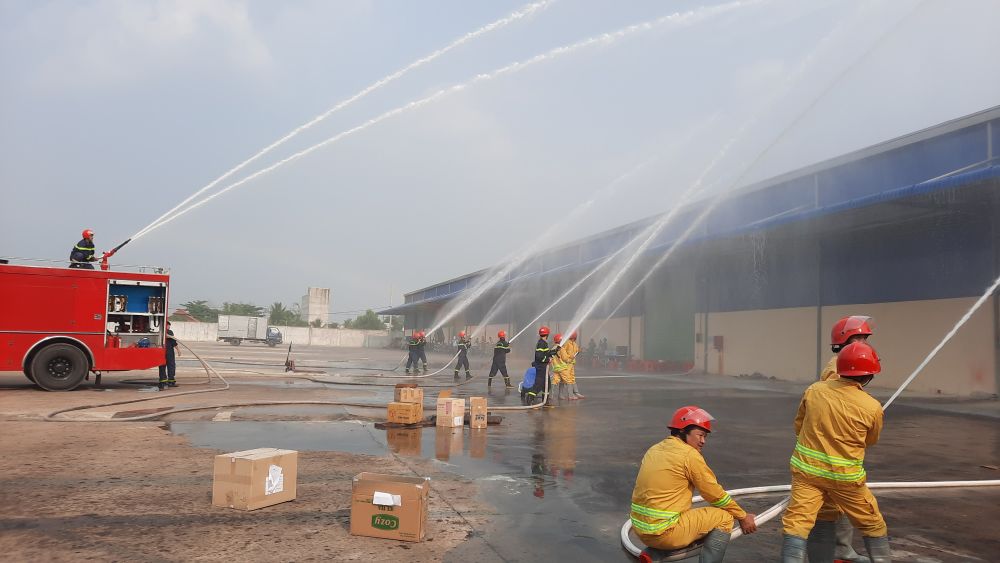 Cán cán bộ chiến sĩ Đội Cảnh sát phòng cháy chữa cháy và cứu nạn, cứu hộ Công an thành phố Tây Ninh đang làm nhiệm vụ chữa cháy
