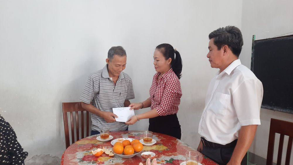 Bà Nguyễn Thị Hồng Loan-Phó Bí thư Thường trực Thành ủy-Chủ tịch HĐND Thành phố thăm ông Võ Văn Nhân