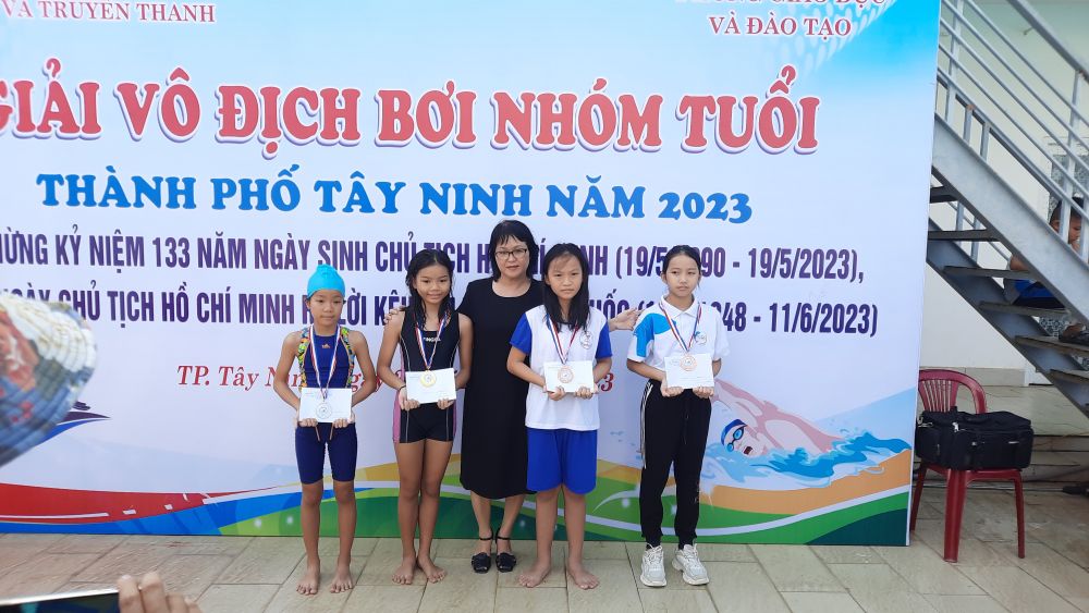Bà Lâm Thu Hương-Giám đốc Trung tâm Văn hóa, Thể thao và Truyền thanh Thành phố trao huy chương cho các vận động viên