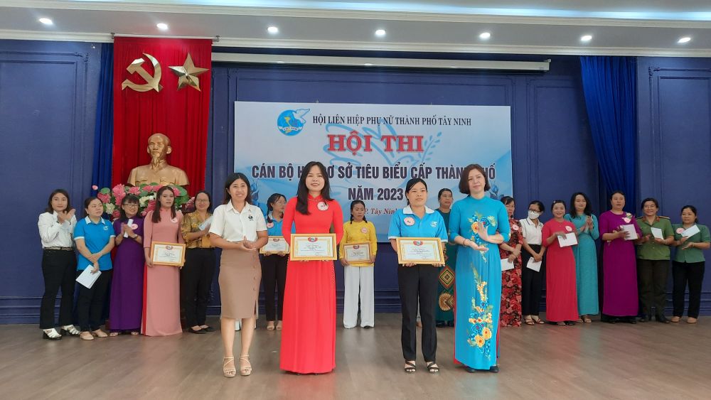 Ban tổ chức trao giải nhất cho thí sinh Trần Thị Bảo Trân (thứ hai từ trái qua)