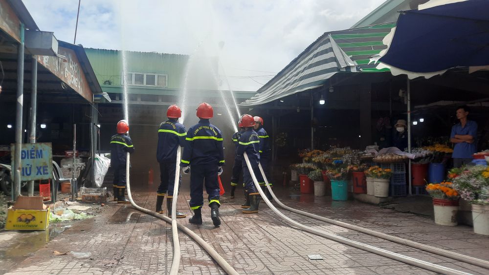Các chiến sĩ Đội Cảnh sát phòng cháy chữa cháy và cứu nạn, cứu hộ Công an thành phố Tây Ninh đang làm nhiệm vụ