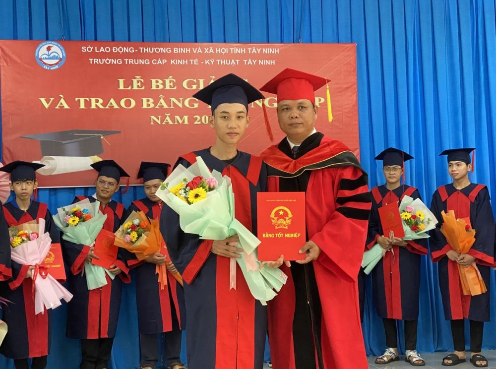 Thầy Phạm Văn Vinh – Bí thư Đảng bộ, hiệu trưởng nhà trường trao bằng tốt nghiệp cho các em học sinh.