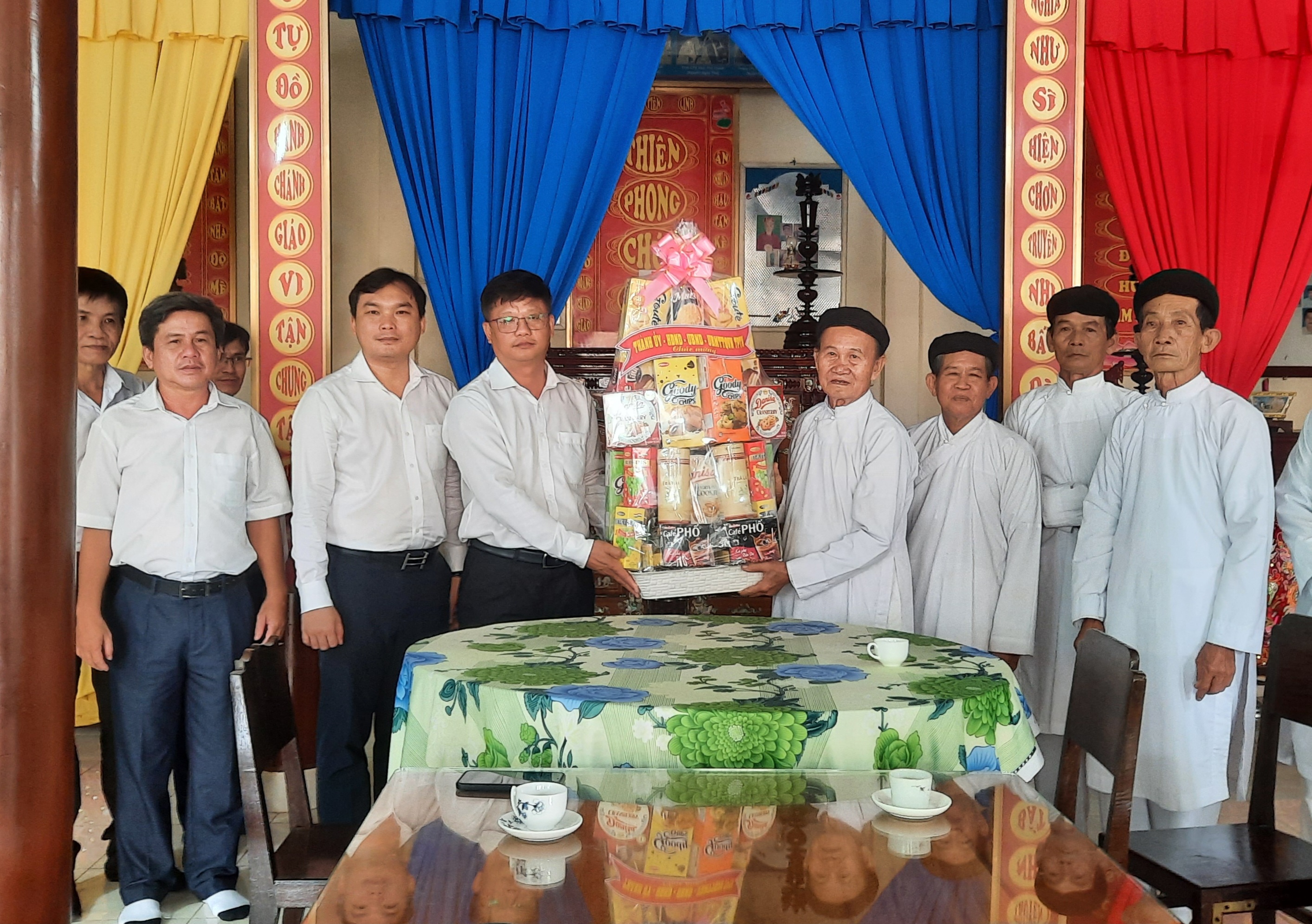 Lãnh đạo Thành phố tặng quà Ban Đại diện Hội thánh Cao Đài Ban Chỉnh đạo tỉnh Tây Ninh
