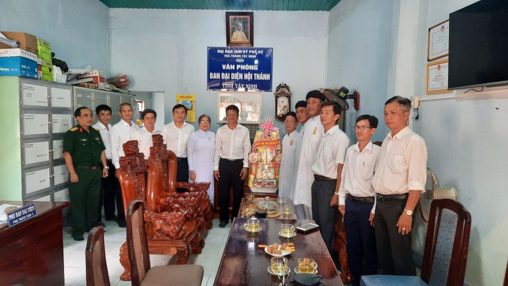 Lãnh đạo Thành phố tặng quà Ban Đại diện hội thánh Cao Đài Toà thánh Tây Ninh